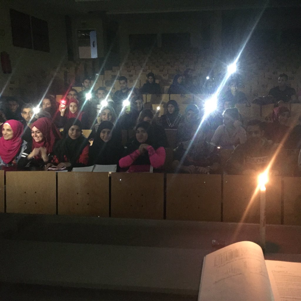 ramezelkadi's tweet photo. هيك تلاميذ #الجامعة_اللبنانية عميتعلموا على ضو #الشمعة #شي_خرافي https://t.co/WWUd7lVZLB