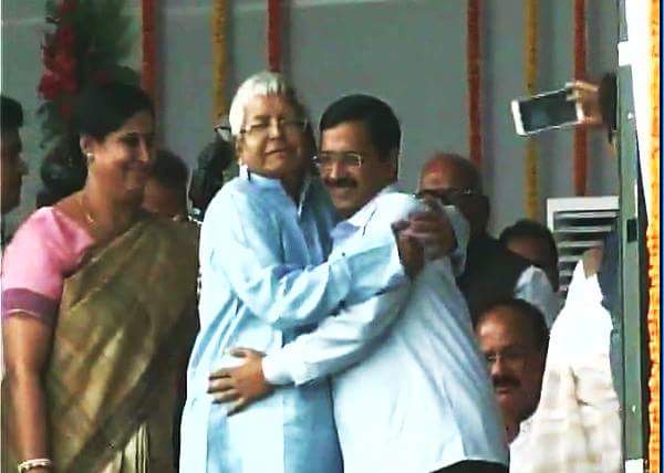 pankajsir_'s tweet image. जब मंच पर हँसते हुए गले मिले लालू और केजरीवाल