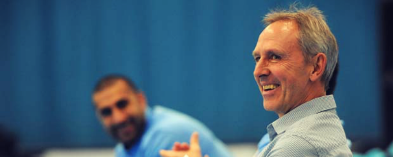 FUTSAL CPD || <a href="/sturge_p/">Pete</a> looks at leaving the player to go 1v1 during our #FutsalCPD event ow.ly/USGJo