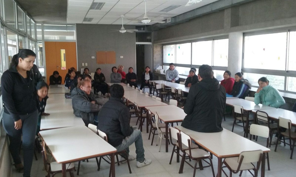 FliasalaEscuela's tweet photo. Taller La Familia y la adicciones de #familiasalaescuela con @elreparoct @EducacionBA @Soledad_Acunia @juliwilliamsb https://t.co/rR23iNrqyf