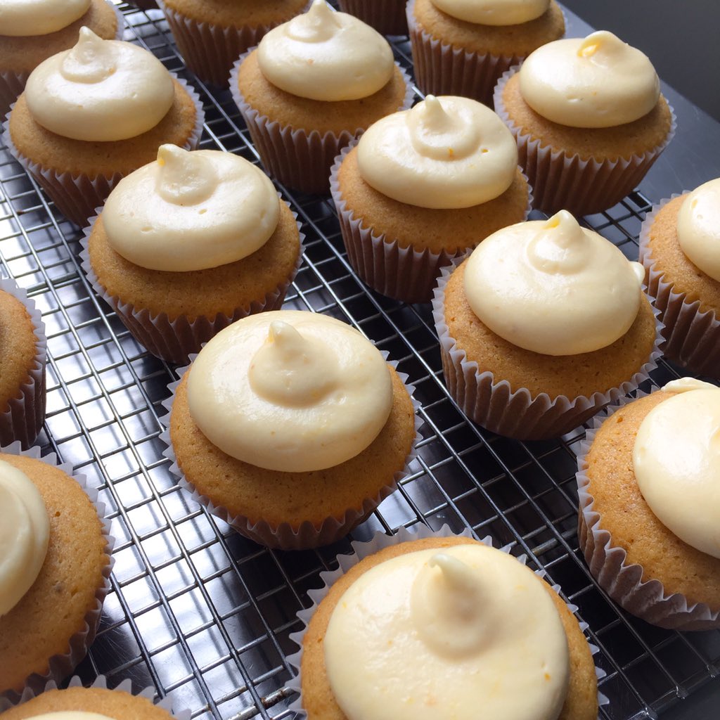 Have a very sweet friday! #pumpkinspice #cupcakes #gabyandsabristreats