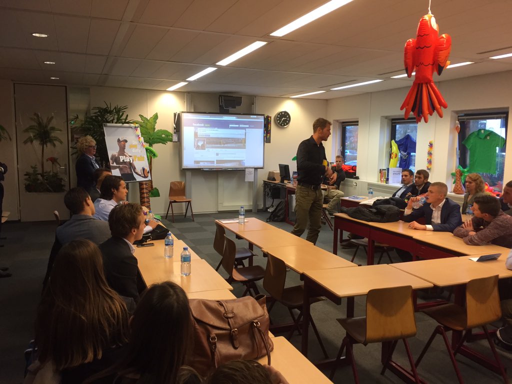 hr_smm's tweet photo. Inspiratiesessie van @BrouwerMeeuwsen over brandingstrategy #powervolleybal @redbull @oakley #openingdaysmm https://t.co/JehVGUU4hi