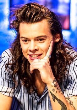 1DInsideReport's tweet photo. Harry on Jonathan Ross Show! 

#MTVStars One Direction https://t.co/dRqn3s1x0g