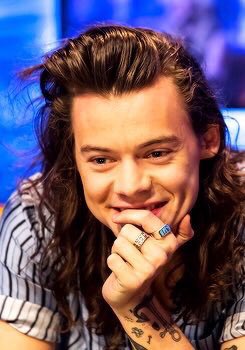 1DInsideReport's tweet photo. Harry on Jonathan Ross Show! 

#MTVStars One Direction https://t.co/dRqn3s1x0g