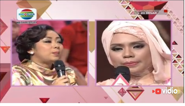 Indosiar's tweet photo. @showimah masih melihat sedikit cengkok @henny_hanip yang nervous. Tp penjiwaan dan emosinya sdh bagus #DAcademyAsia https://t.co/MD1zbo5Y43