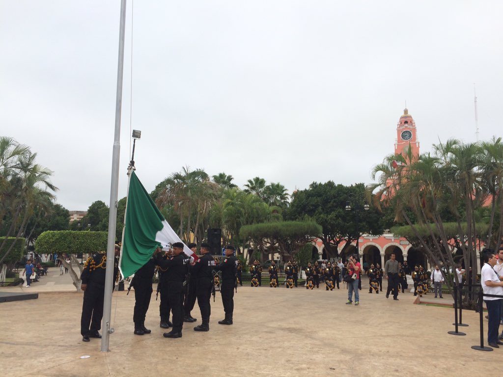 EnriqueMolina_C's tweet photo. En el Izamiento de la Bandera Nacional en la Plaza Grande https://t.co/6fIJy0W4pI