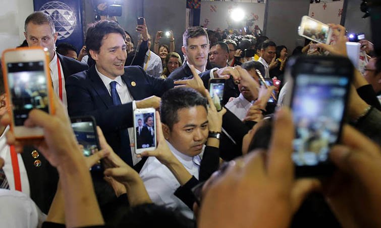Labeled an "APEC hottie" and mobbed by fans, Canada's Justin Trudeau steals summit spotlight bloom.bg/1SHqG24