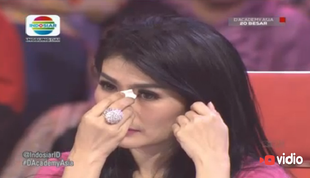 Indosiar's tweet photo. @iis_dahlia sampai nangis dengerinnya. Kamu juga terharu ngga nih dangduters? #DAcademyAsia https://t.co/t2MDdia4dY