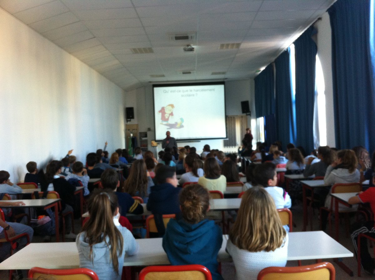 Jul_Catt's tweet photo. Sensibilisation au harcèlement scolaire auprès de nos 6ème ! Nos futurs ambassadeurs  #Jouonsdanslamêmeéquipe https://t.co/ahBjrgrKeE
