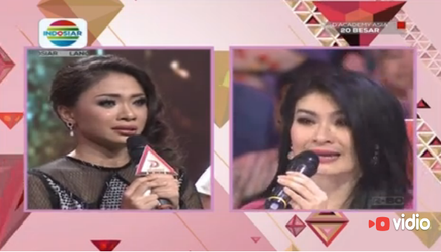 Indosiar's tweet photo. Penghayatan @shihamentor sukses bikin @iis_dahlia nangis nih #DAcademyAsia https://t.co/jMLEMC8DYg