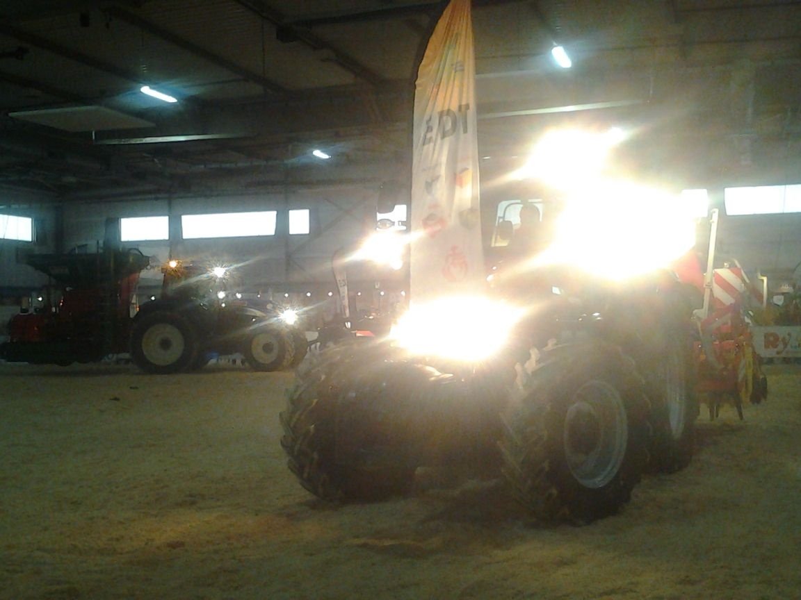 TechElevage's tweet photo. Le #ShowMachine se prépare au ring B ! Les vehicules se parent de lumière pour le spectacle ! #TE2015 #Vendee https://t.co/LPTzsxM5QM