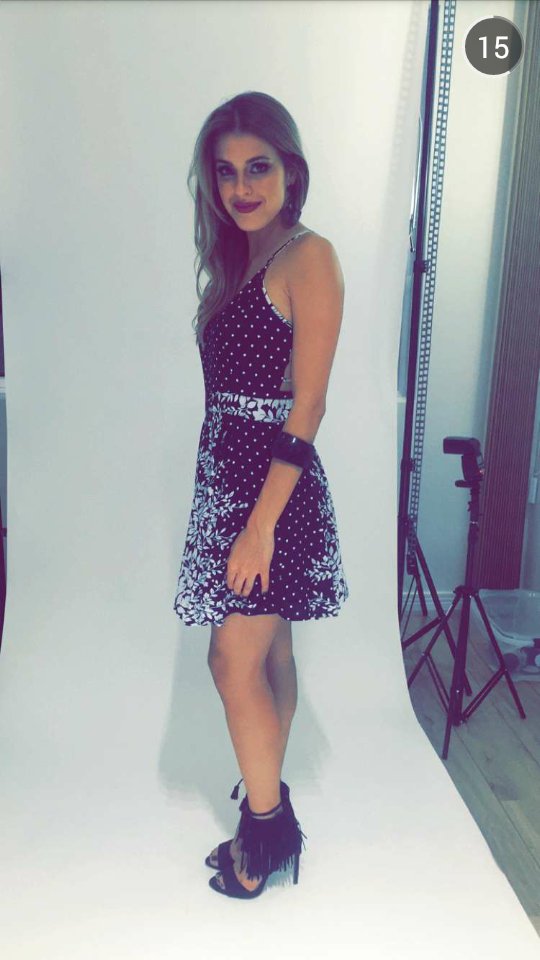 twinttedeboraam's tweet photo. @angelammunhoz lindaaaa fazendo fotos pra sua loja to louca pra ver as novi da #storella https://t.co/W0LUD3N17r