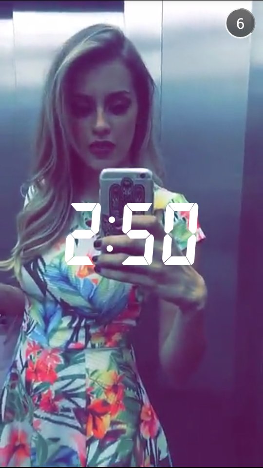 twinttedeboraam's tweet photo. @angelammunhoz lindaaaa fazendo fotos pra sua loja to louca pra ver as novi da #storella https://t.co/W0LUD3N17r