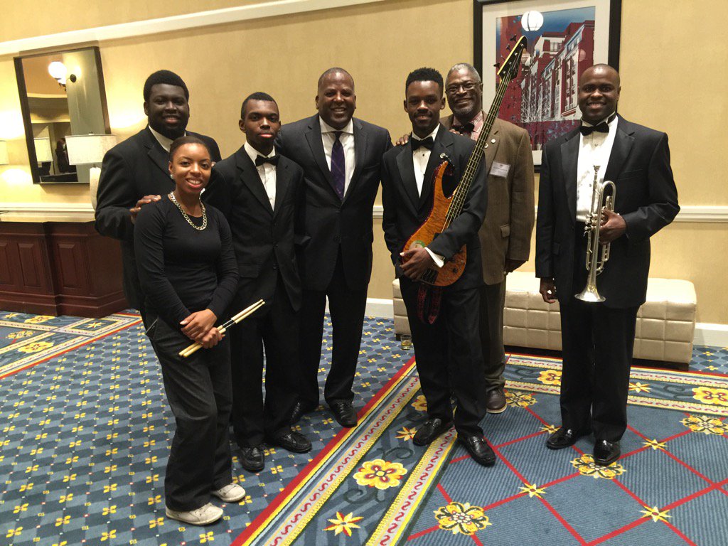 MayorSlyJames's tweet photo. .@OurMayors and Pres @SteveBenjaminSC with the #frosty  #AllenCollegeJazzBand #KansasCity https://t.co/oOarKPW9Fk