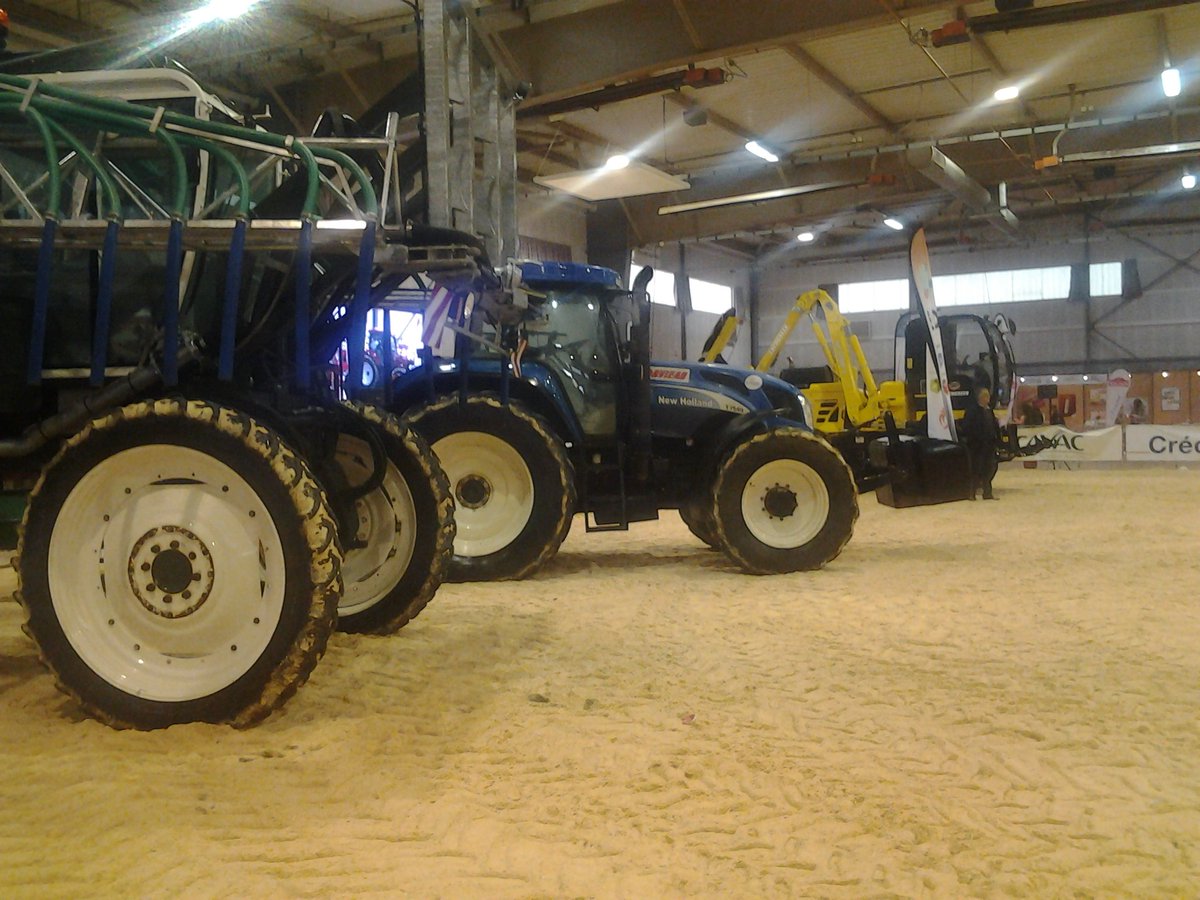 TechElevage's tweet photo. On en apprend plus sur ces monstres rutilants au #ShowMachine ! #TE2015 #Vendee https://t.co/j7ftYAntCF