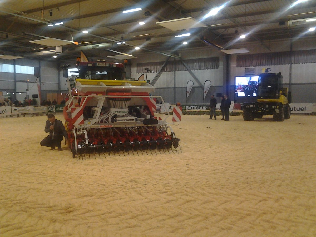 TechElevage's tweet photo. On en apprend plus sur ces monstres rutilants au #ShowMachine ! #TE2015 #Vendee https://t.co/j7ftYAntCF