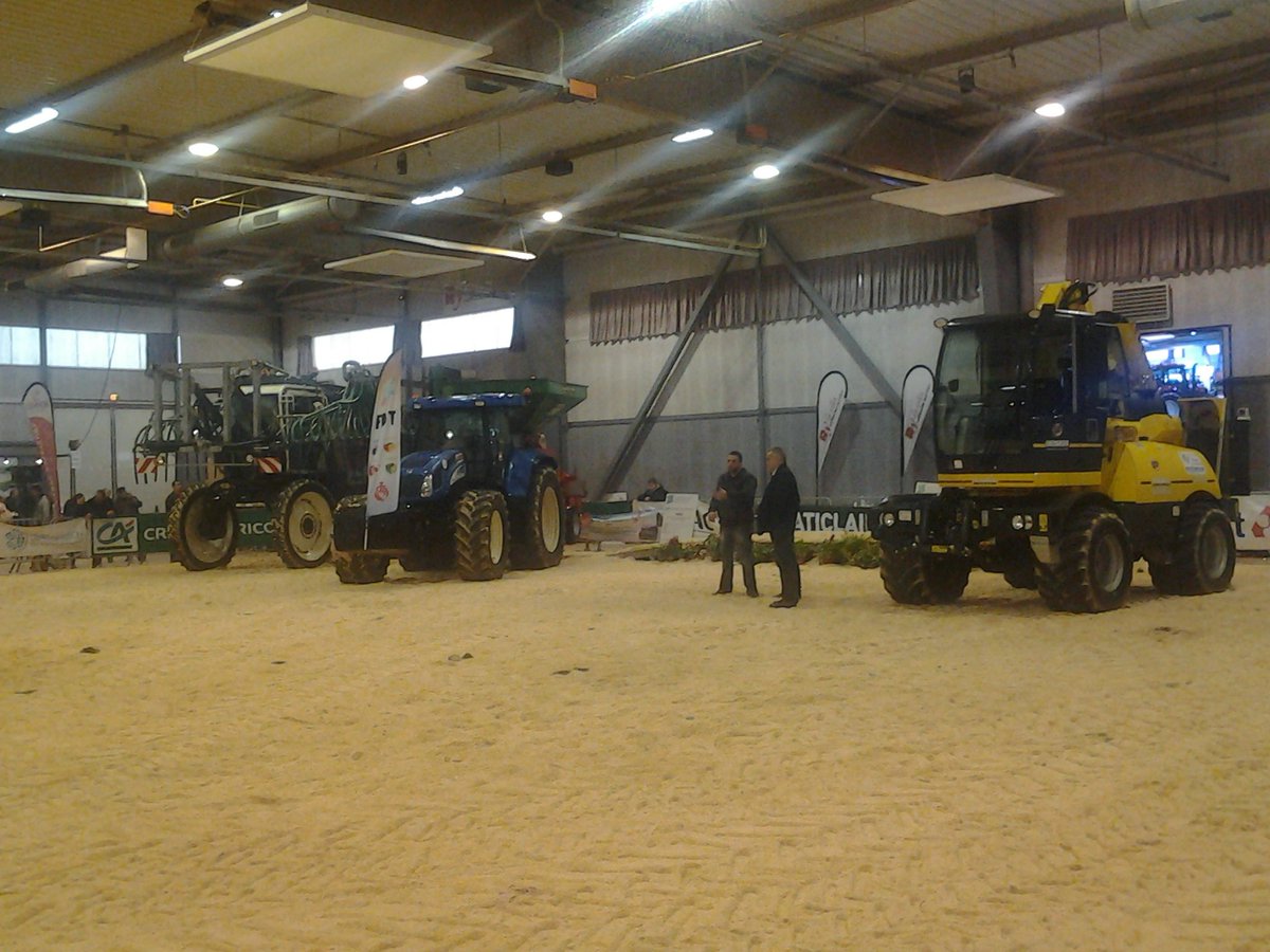 TechElevage's tweet photo. On en apprend plus sur ces monstres rutilants au #ShowMachine ! #TE2015 #Vendee https://t.co/j7ftYAntCF