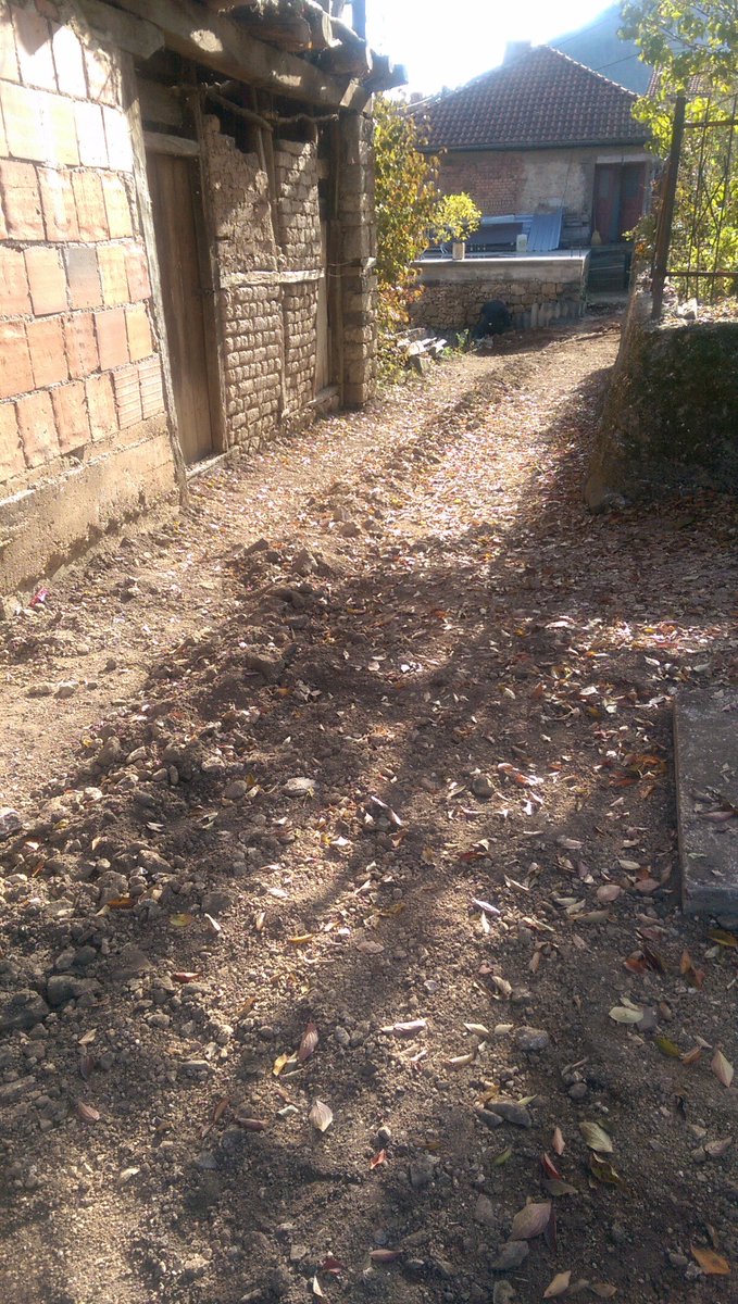 Се гради улицата на потегот од Општинска зграда до Шутиној