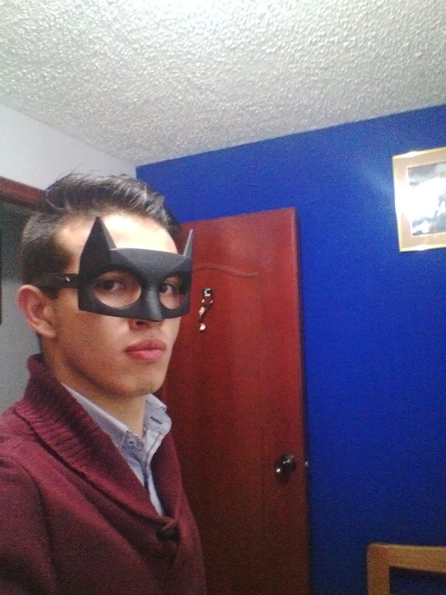 checho14mfc's tweet photo. Yo quiero ver a Robin y si quieren me disfrazó de batman (todo perdido) #DeFiestaCon40 @los40colombia https://t.co/9NohedPV24