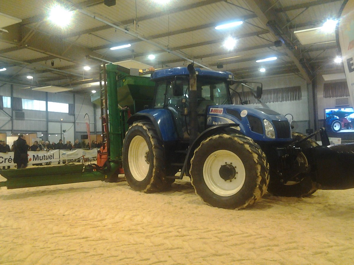 TechElevage's tweet photo. Les entreprises proposent des solutions viables aux #agriculteurs lors de ce #ShowMachine ! #TE2015 #Vendee https://t.co/5HKkUbeamh