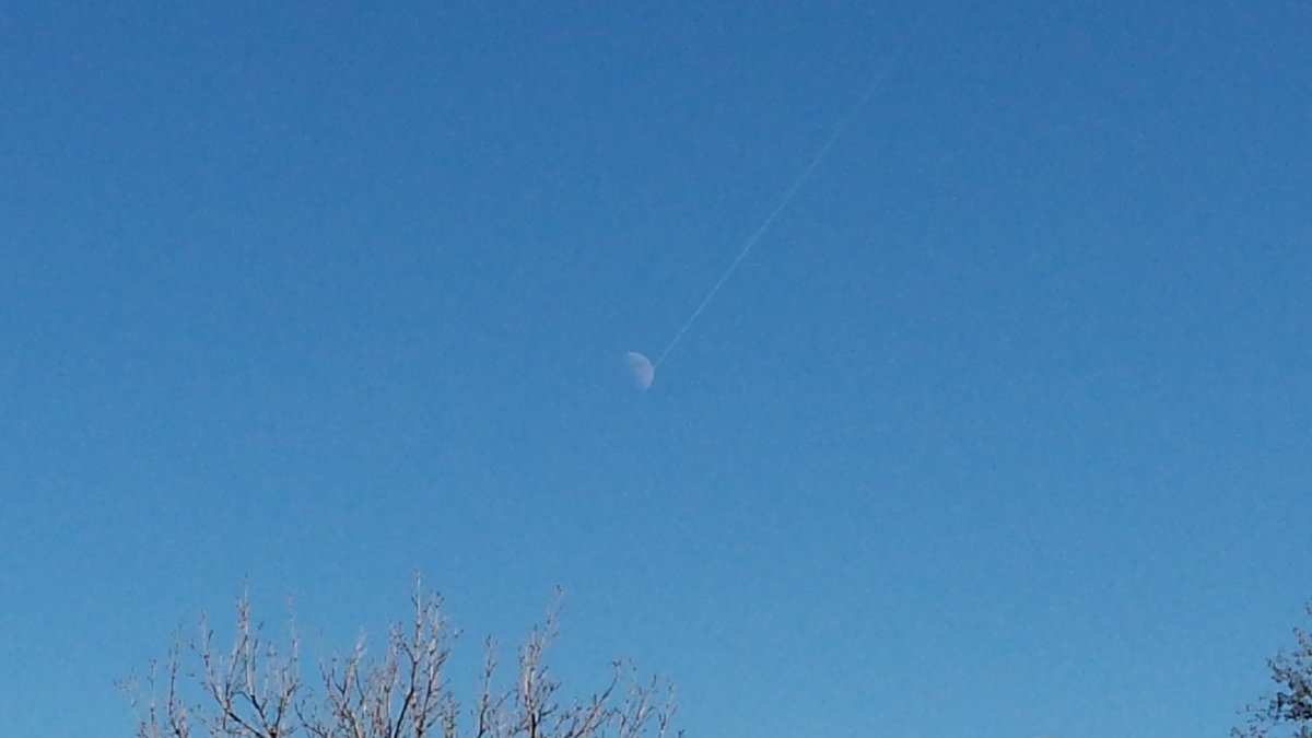 TheKindLife420's tweet photo. The moon is a Deathstar!! #StarWars https://t.co/xdjFU62jas