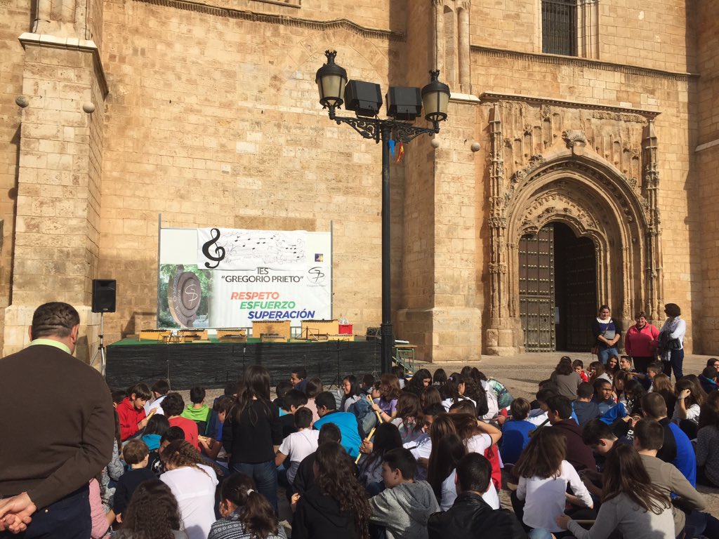 VirginiaVidalM's tweet photo. @Ies_GPrieto preparado con @CBS3_0 porque todo niño tiene derecho a una educación musical #nosimportalamusica https://t.co/iPESQuIj2X