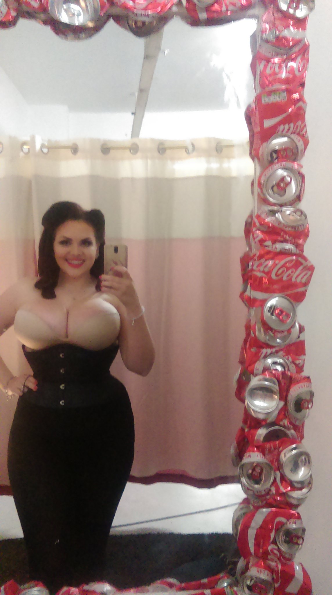 BTS from a shoot awhile ago,sorry it's a bit blurry xx #BTS #hourglass #cleavage #selfie #curvywomen #bigBoobed https://t.co/YvNRiD7Bzy