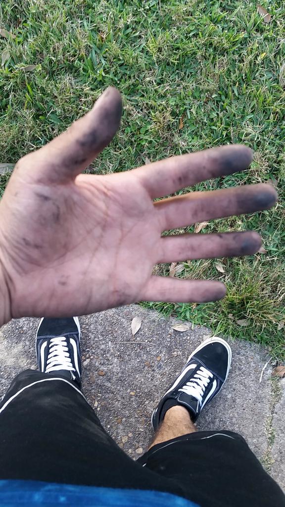 VsopVic's tweet photo. She prolly cheating RT @TheOfficial_HAM: My hands look like this so hers can look like this. https://t.co/HkDYwgWMEk