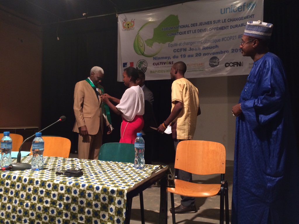 Unicefniger's tweet photo. La jeunesse du Niger reçoit le Ministre de l'environnement et le nomme ambassadeur de la jeunesse #COY11 #COYNiger https://t.co/Ali7kxZrqE
