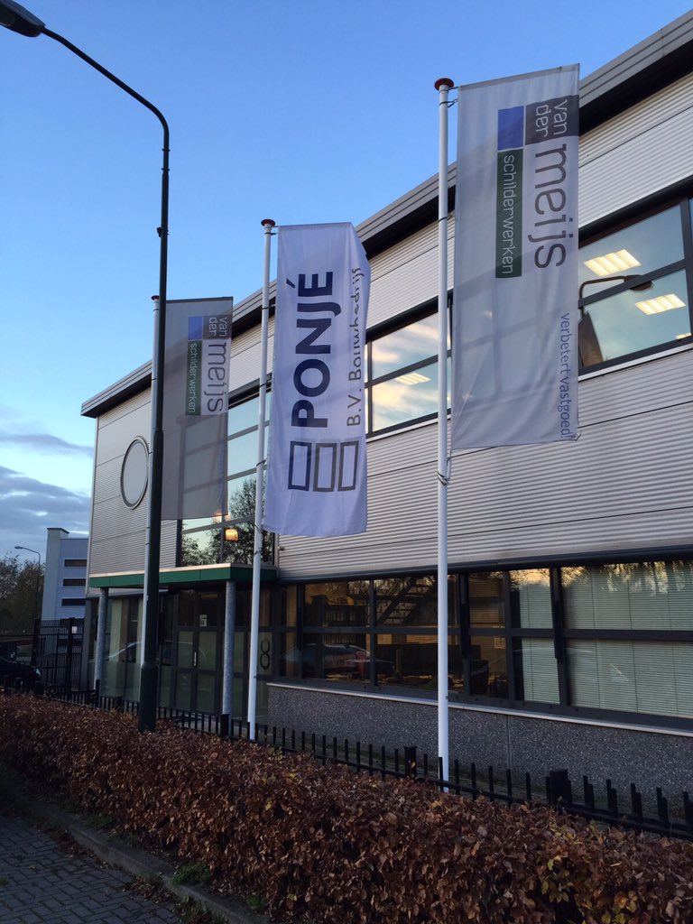 We hebben de vlag van Bouwbedrijf Ponjé opgehangen bij het hoofdkantoor. We gaan vanaf deze locatie verder. #Gemert