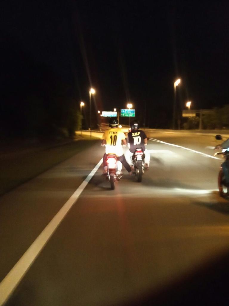 azamshaffril's tweet photo. tak kira fakulti apa , uni mana , yang penting kalau susah , sama sama membantu .
#ftmk #utem #saf2015 https://t.co/xYeKacDfwX