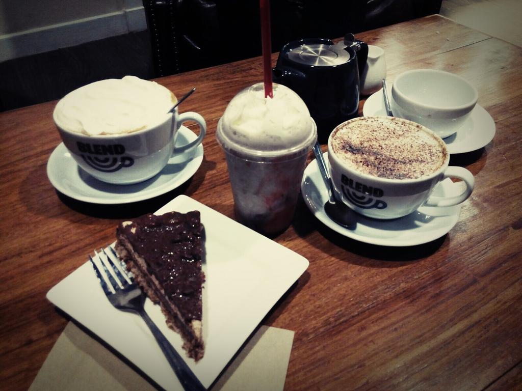 dayxjune's tweet photo. Favourite place with my favourite girls xx  @BLENDTogether https://t.co/MwRzMCRmfF