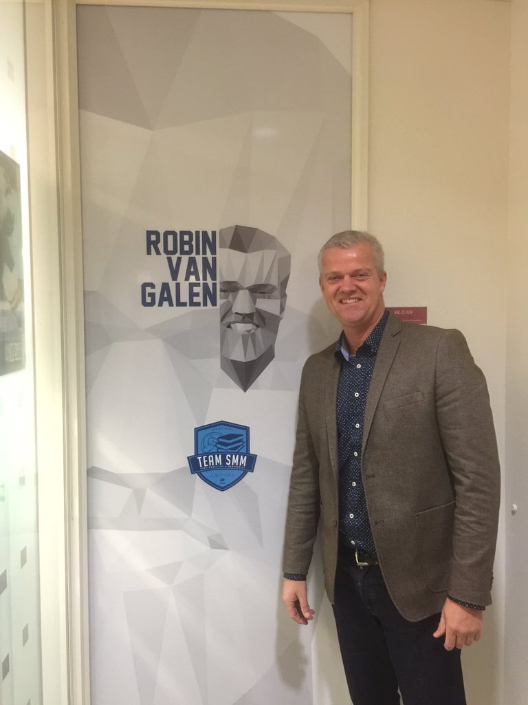 Robinvangalen's tweet photo. Trots om m'n eigen "leslokaal" te openen op Hogeschool Rotterdam! De Robin van Galen unit, wie had dat ooit gedacht? https://t.co/k0B3E4fxBX
