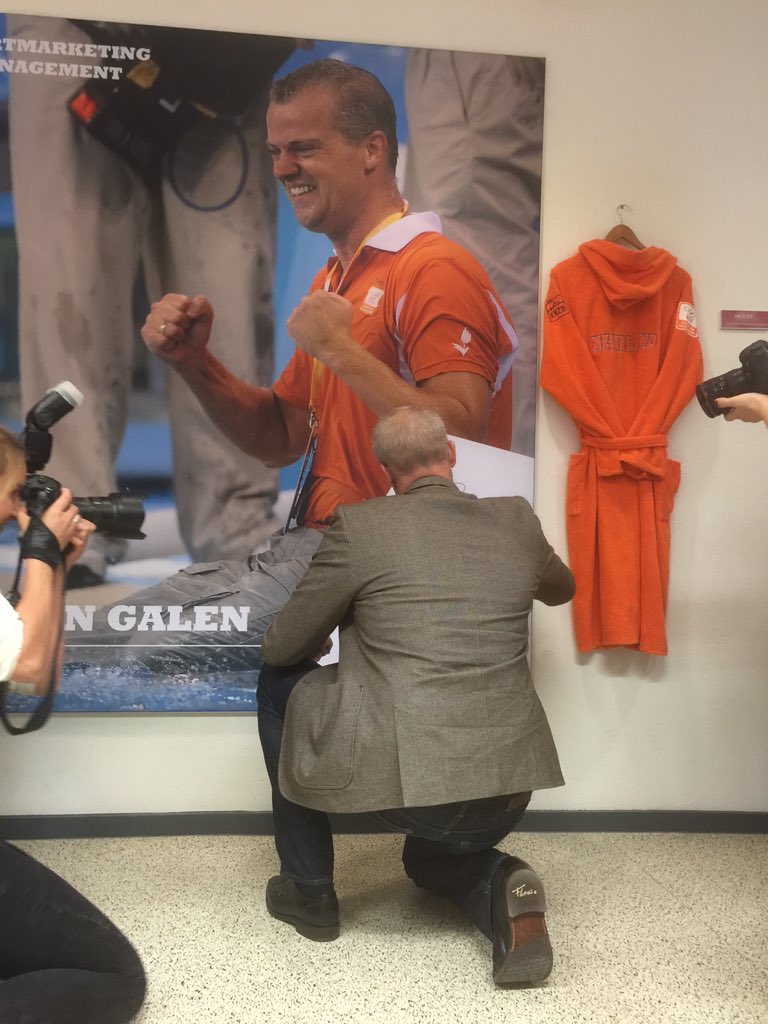Robinvangalen's tweet photo. Trots om m'n eigen "leslokaal" te openen op Hogeschool Rotterdam! De Robin van Galen unit, wie had dat ooit gedacht? https://t.co/k0B3E4fxBX