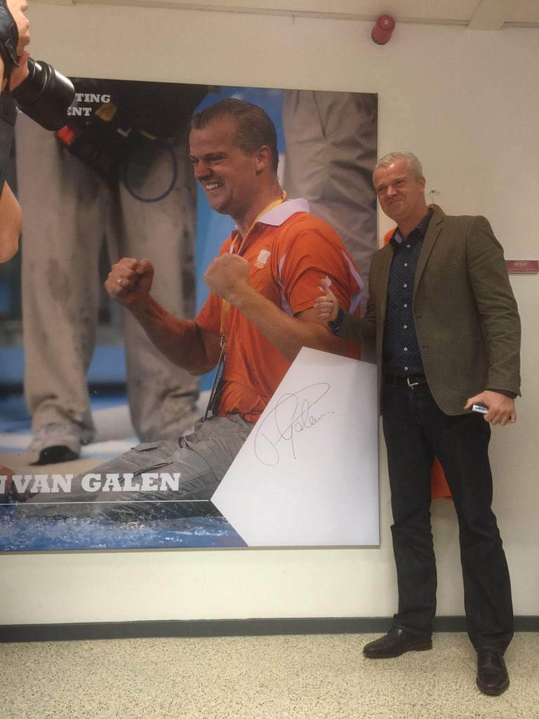 Robinvangalen's tweet photo. Trots om m'n eigen "leslokaal" te openen op Hogeschool Rotterdam! De Robin van Galen unit, wie had dat ooit gedacht? https://t.co/k0B3E4fxBX