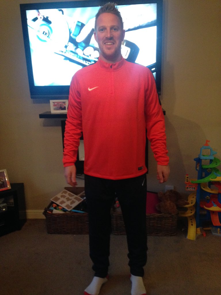 lousmith81's tweet image. Sporting the new kit 👍🏻@eddieashton @Ipro40 @JonnyRock4 @sallyharton @elizamarie25 @tuggy777 thanks #solidbuild xx