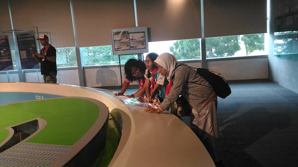 SMPN6_Batam's tweet photo. Kegiatan di Marina Barrage "Jambore Singapore" mempelajari pembuatan air bersih 👍 https://t.co/7izwBQqO9k