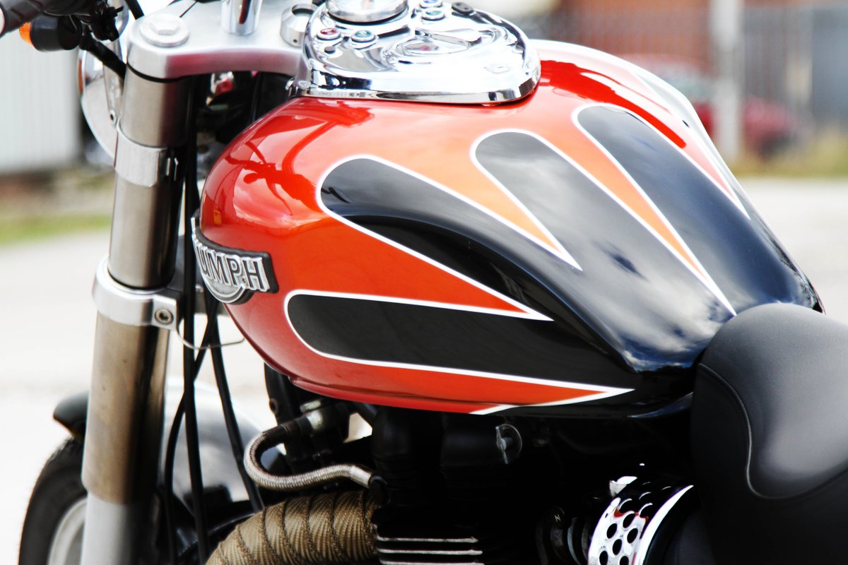 EightBallCustom's tweet photo. We've only painted the tank on this beaut but we think it looks ace! @officialtriumph @TriumphOwners @Triumph_Owners https://t.co/7HmmpeHvGb