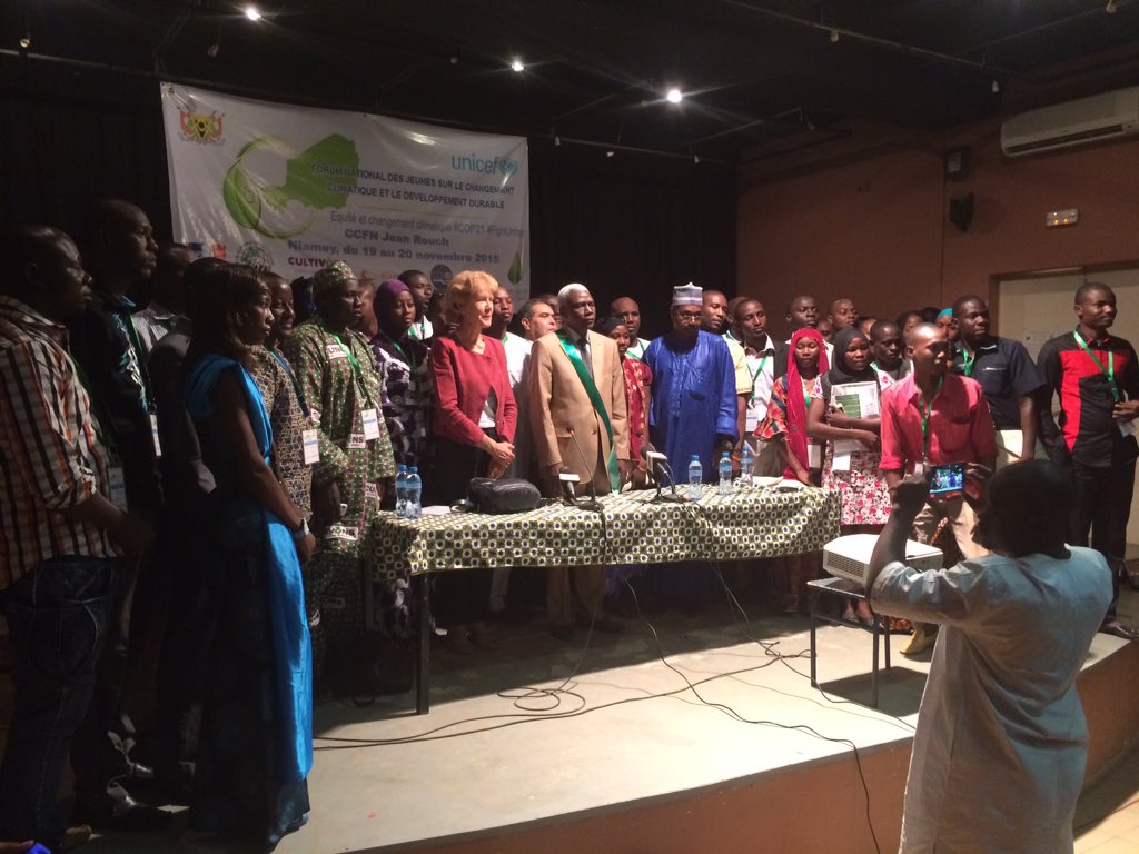 Unicefniger's tweet photo. La photo de famille clôture ces deux jours de #COYNiger. En route pour la #COY11 et la #COP21 ! https://t.co/wtOJLpHUTH