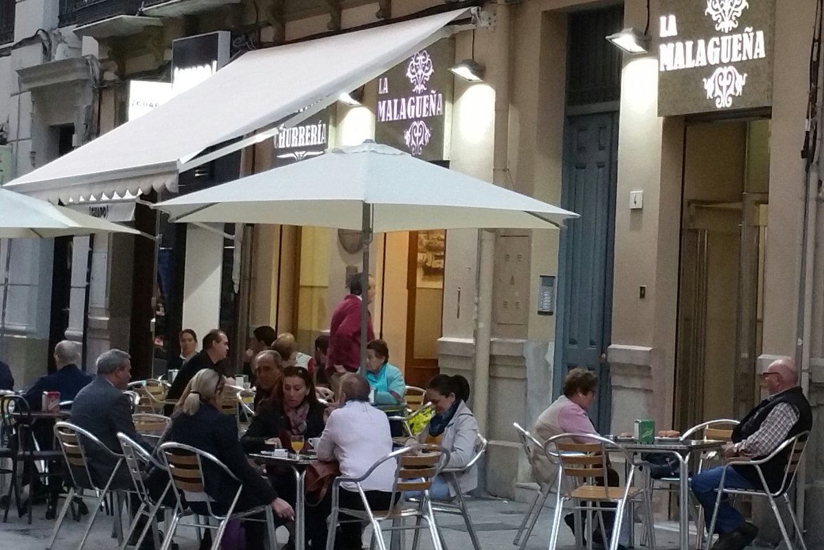 Tarde de chocolate y tejeringos en La Malagueña.
Algo más malagueño?
