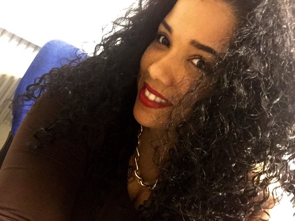 Los40Urban's tweet photo. Sonríe! Es #SanViernes a ritmo de @KeBuena_Spain. #BesitosdeChocolate 🍫💋 https://t.co/9Z73lYuBde