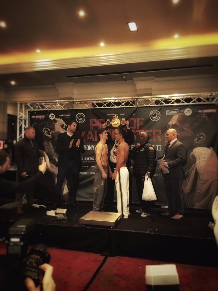 tomadamreece's tweet photo. @ant_crolla vs Perez face off #mutv #sportingreds @gallaghersgym https://t.co/pVAv1QJNVe