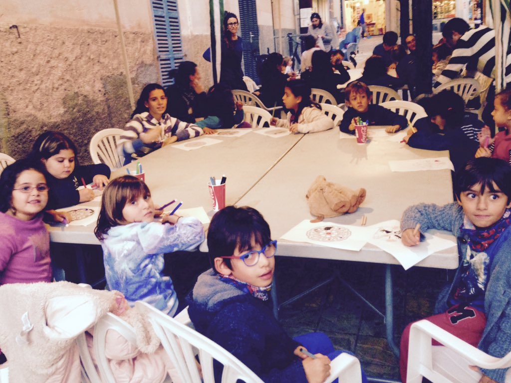 ajManacor's tweet photo. La plaça de les verdures cobra vida! A partir d'ara cada div capvespre obert amb activitats gratuïtes, #ViuManacor https://t.co/OgHjL9Yygd