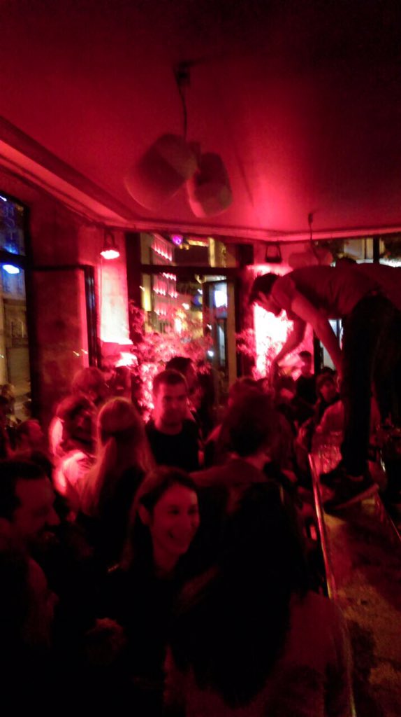 CommerceBarbes's tweet photo. Au Commerce Barbès il est l'heure de boire un coup &amp; de danser sur le bar !!! https://t.co/w9ruw3mbtO