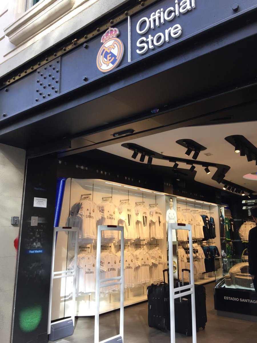 AndyS Twitter: "Official Real Madrid store. In Barcelona. It's empty. Shocker. #clasico #RMCFvFCB https://t.co/7TUq7R1Im0" /