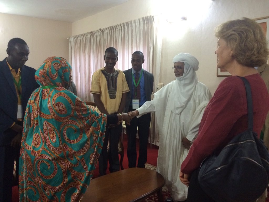 Unicefniger's tweet photo. Brigi Rafini, Premier Ministre du Niger reçoit les jeunes de la #COYNiger venus porter leurs recommandations #COP21 https://t.co/Fva51OiRJ8