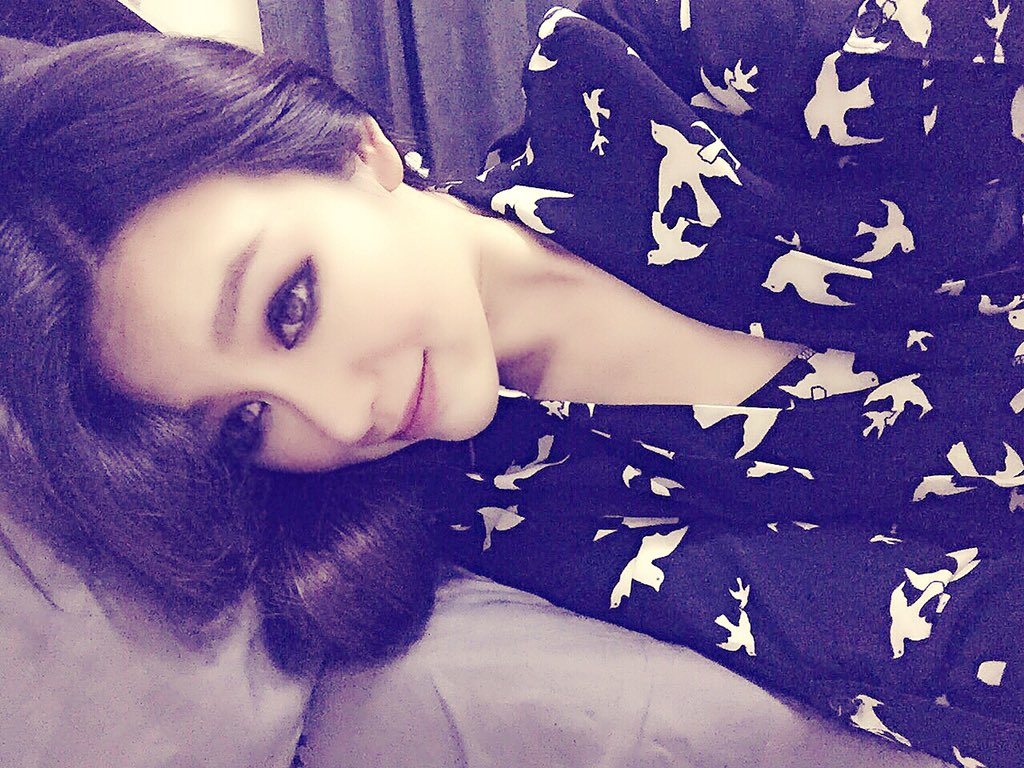 Jalychen's tweet photo. 比起勸我早睡，我個人更喜歡陪我熬夜的。
道理很簡單，誰都可以關心你，可是很少有人能甘願放棄自己的規則來遷就你。

你是需要一個按時催你睡覺的人？還是一個願意陪你熬夜的人？
跟還沒睡的你說聲，晚安。 https://t.co/tHE8RTwsnS