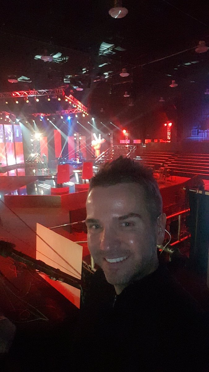 Miklu betra útsýni hjá mér á Samsung sviðinu <a href="/svalik/">Svali Kaldalons</a> og það eru nammiskálar hjá mér 😛😃 #voiceisl #samsung #Haribo