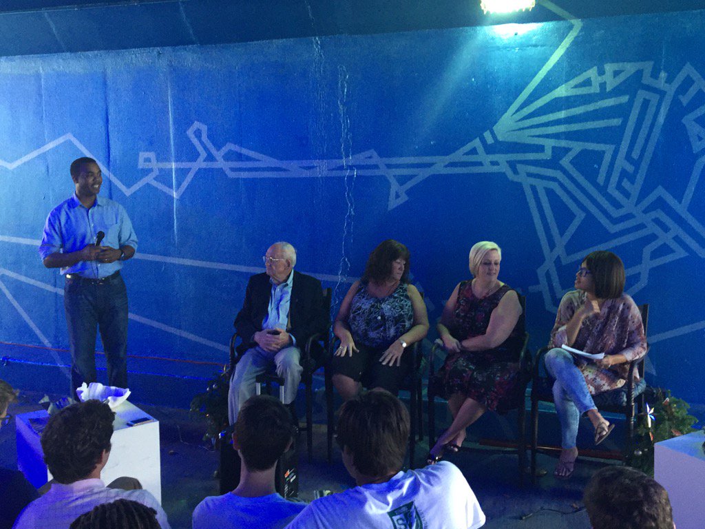 StPeteSandi's tweet photo. At the Blue Sunnel Storytelling series with @yalaford #amyfoster #bethmorean and a #Holocaust survivor. #StPete https://t.co/FhrfoMxml6