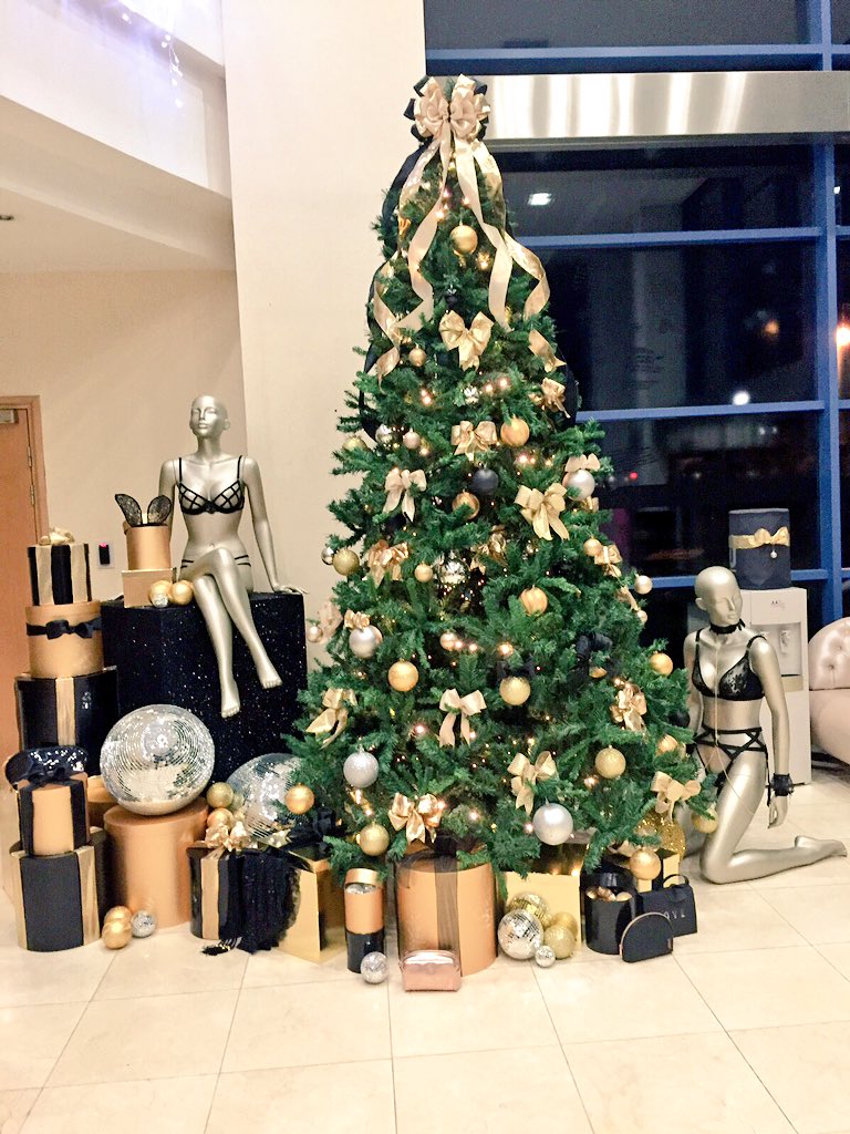 AnnSummers's tweet image. How festively fierce does the AS Head Office look this year?! 🎁🎄 Well done to the girls in VM 👏🏼